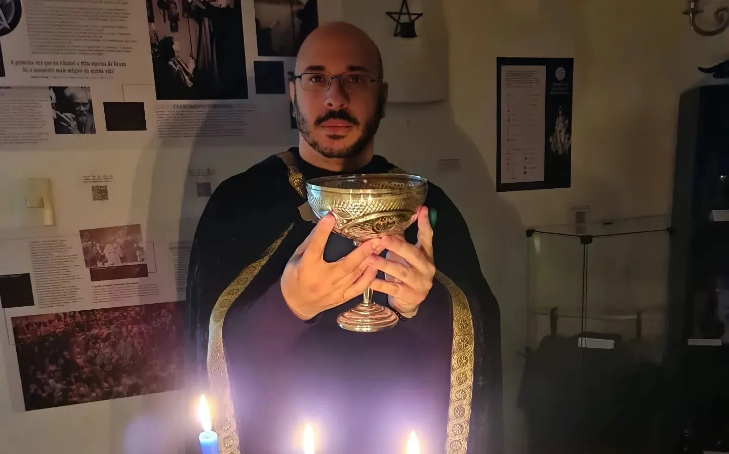 Claudiney Prieto com cálice à luz de velas