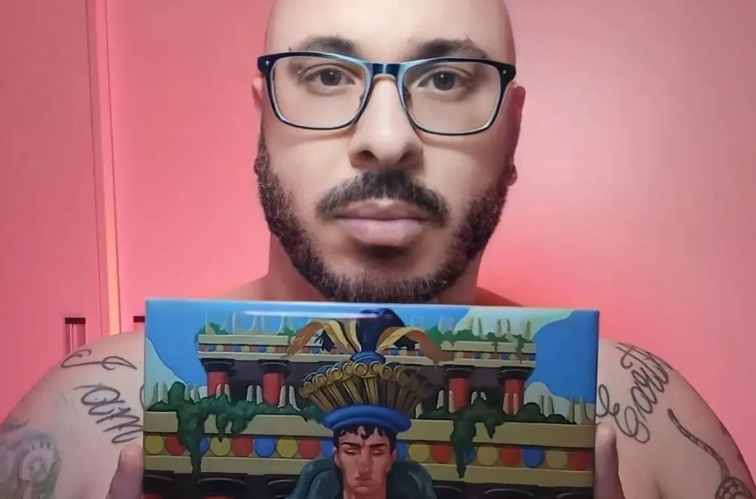 Claudiney Prieto com livro ilustrado