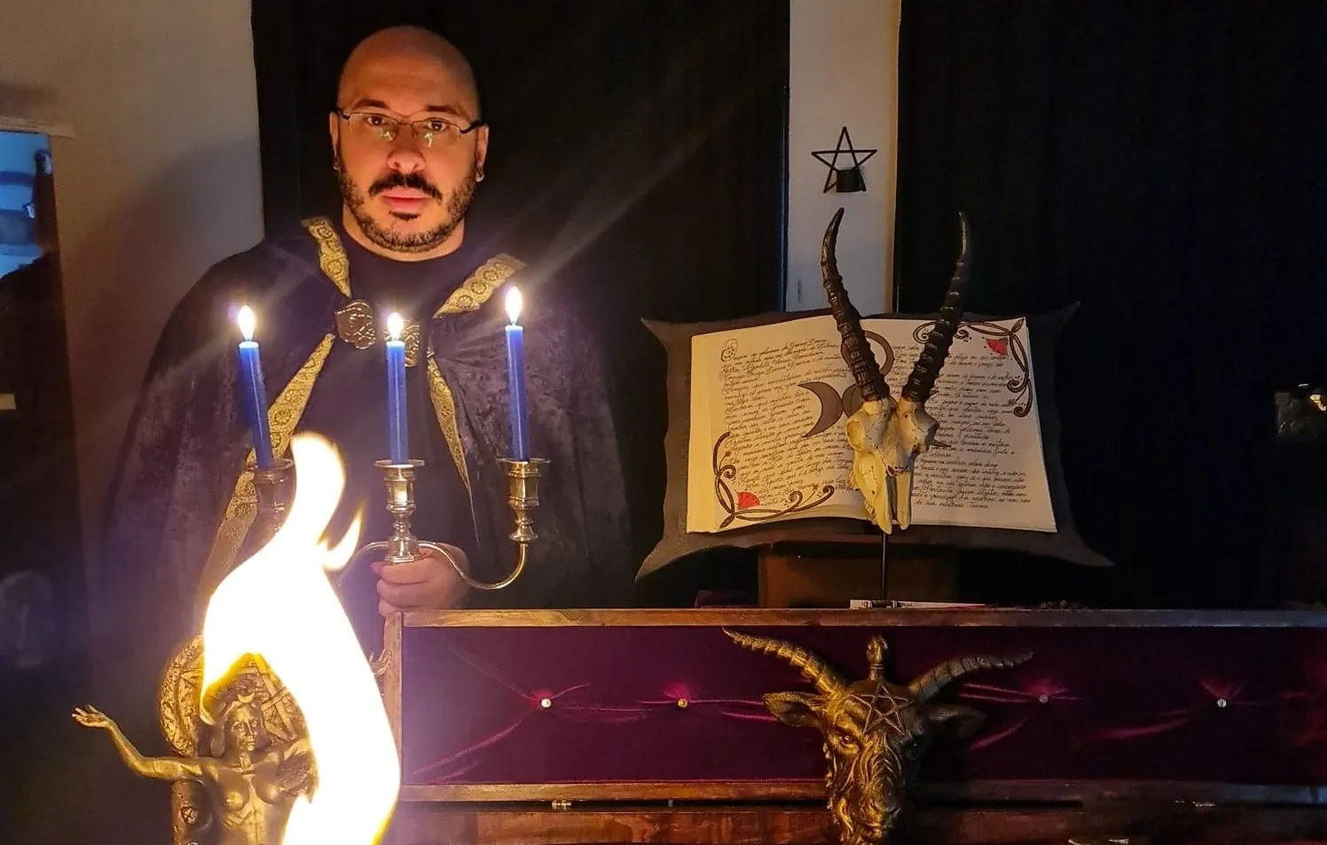 Claudiney Prieto em ritual com velas e chama