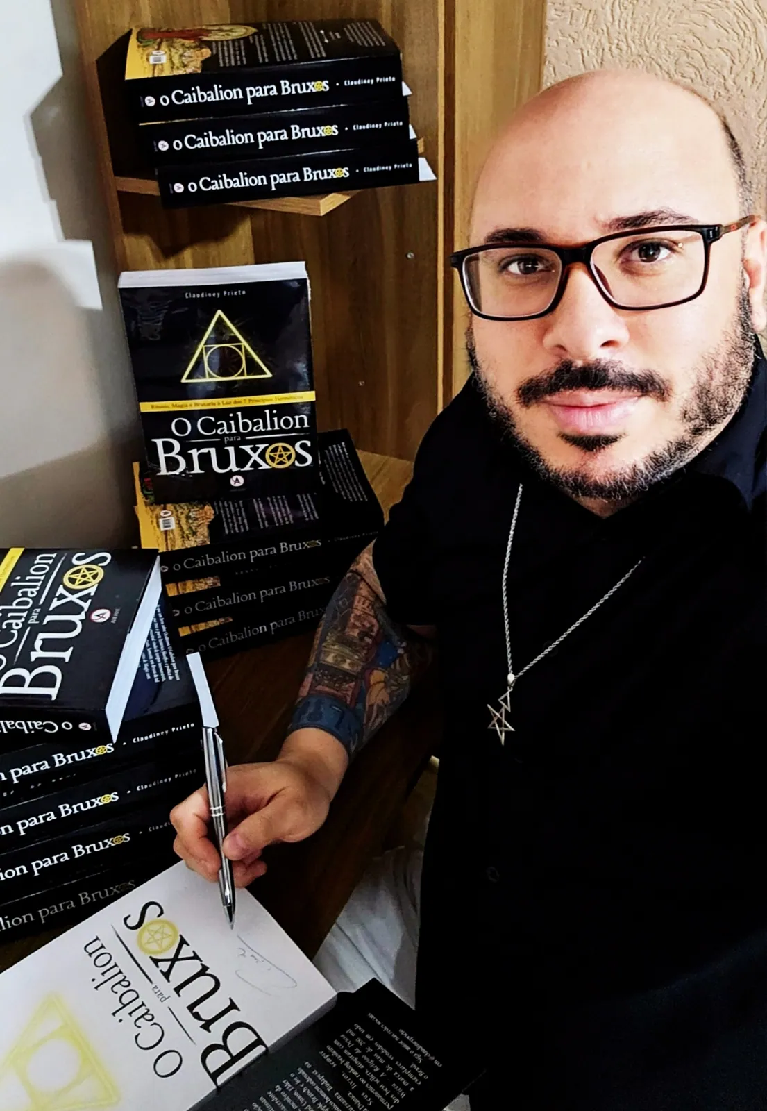 Claudiney Prieto autografando O Caibalion para Bruxos