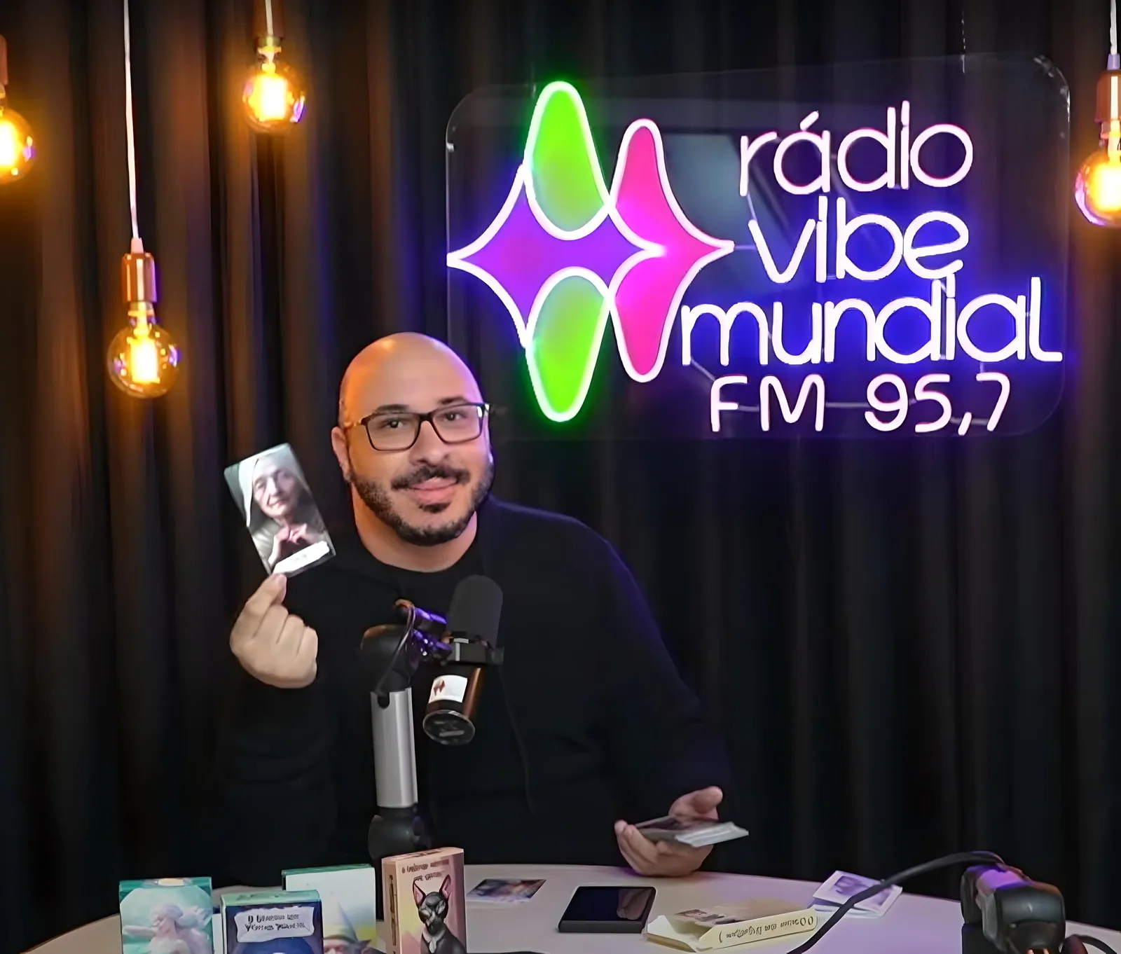 Claudiney Prieto no estúdio da Rádio Vibe Mundial FM 95,7