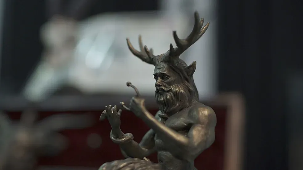Estátua de divindade com chifres