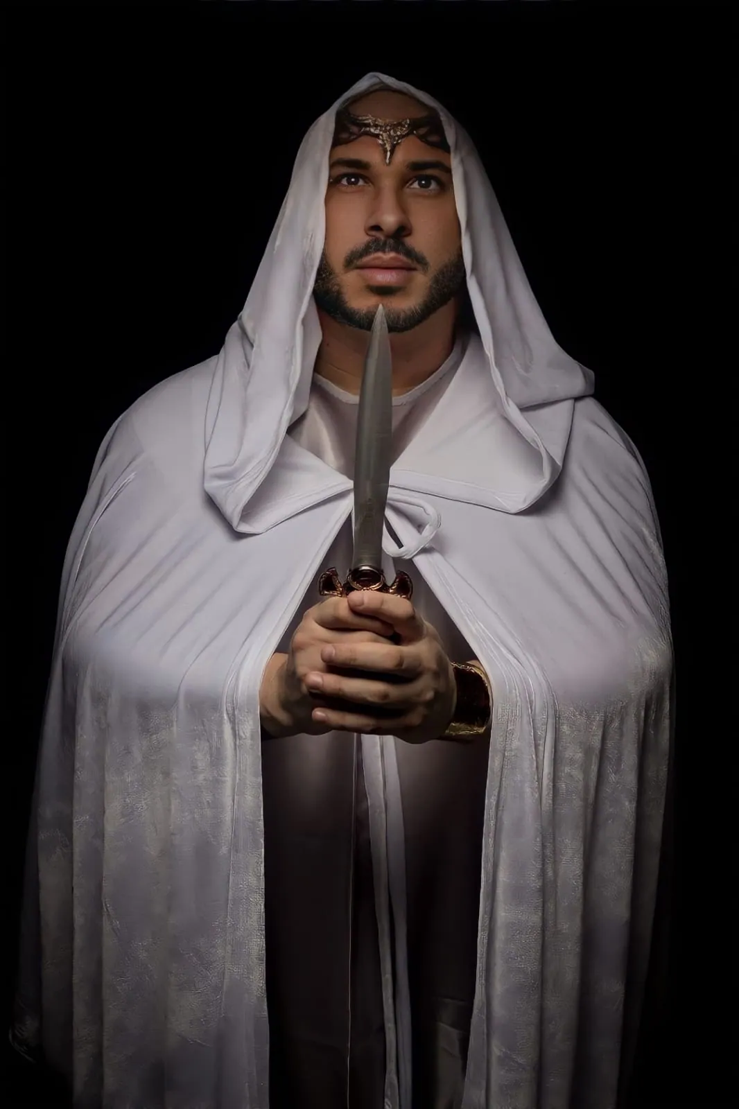Claudiney Prieto de manto branco segurando um athame