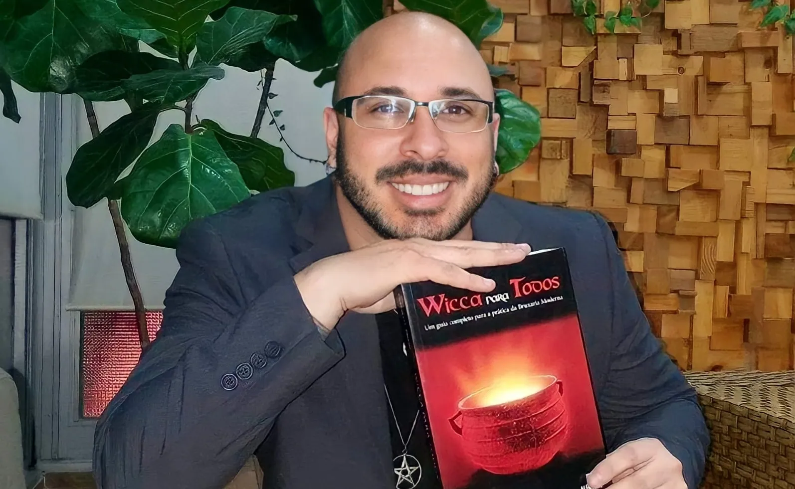 Claudiney Prieto com o livro Wicca para Todos