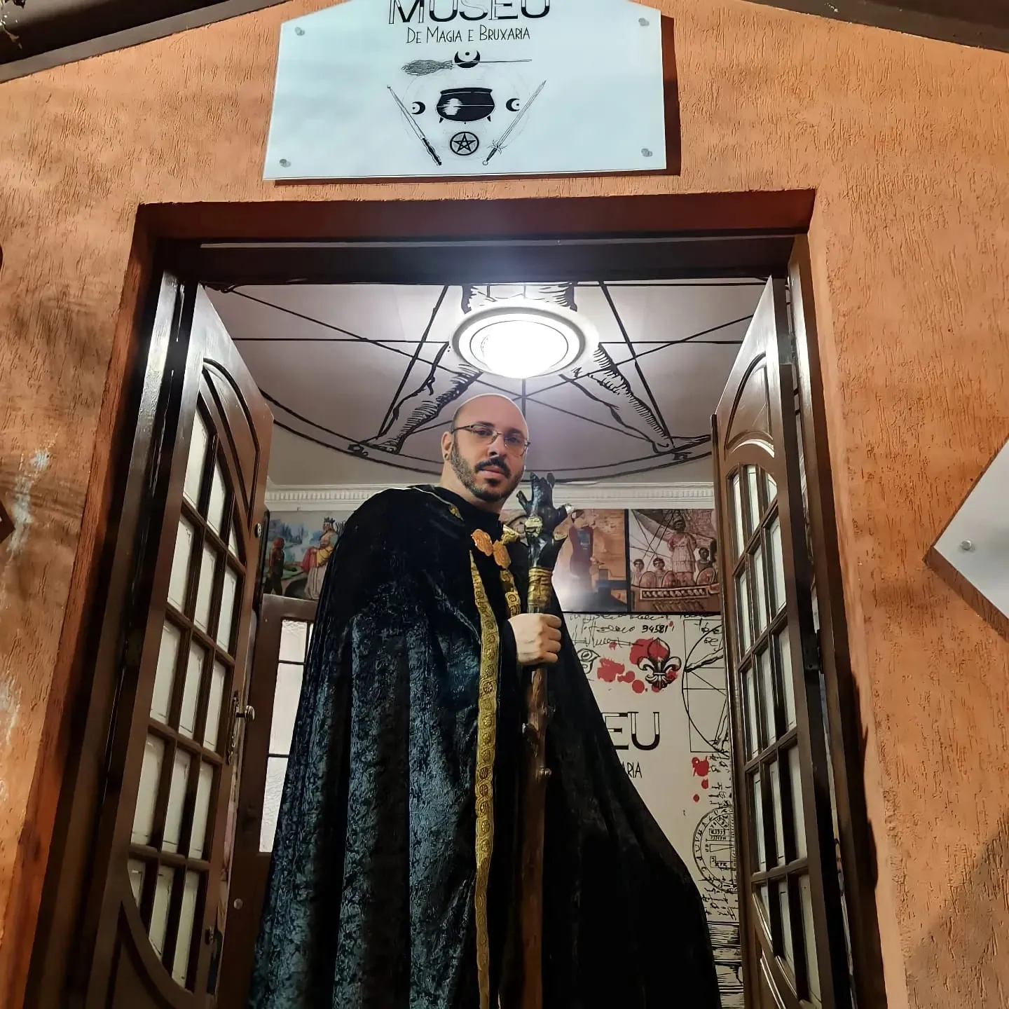 Claudiney Prieto na porta do Museu de Magia e Bruxaria