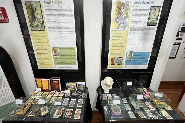 Vitrine com oráculos e objetos