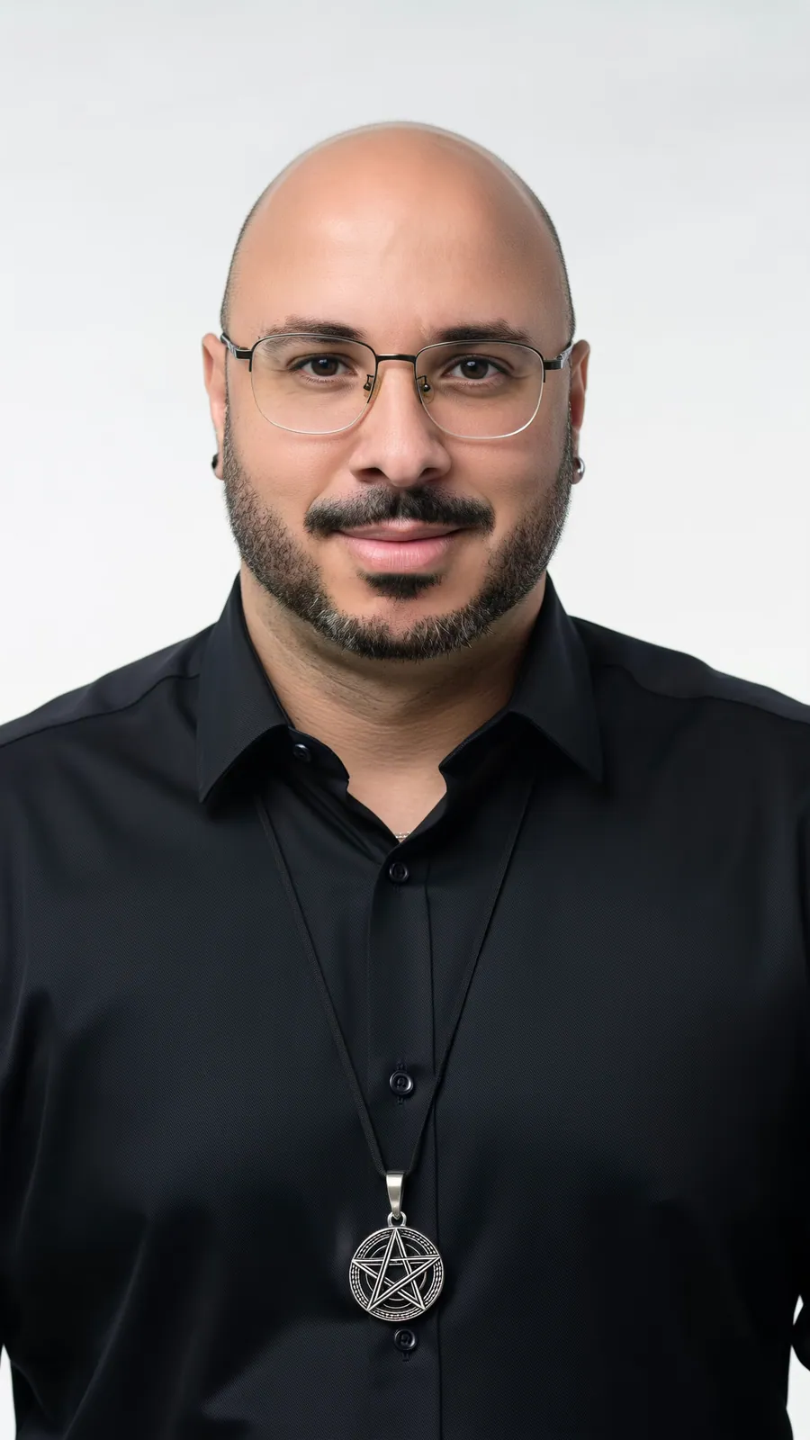Retrato de Claudiney Prieto de camisa preta e pentagrama
