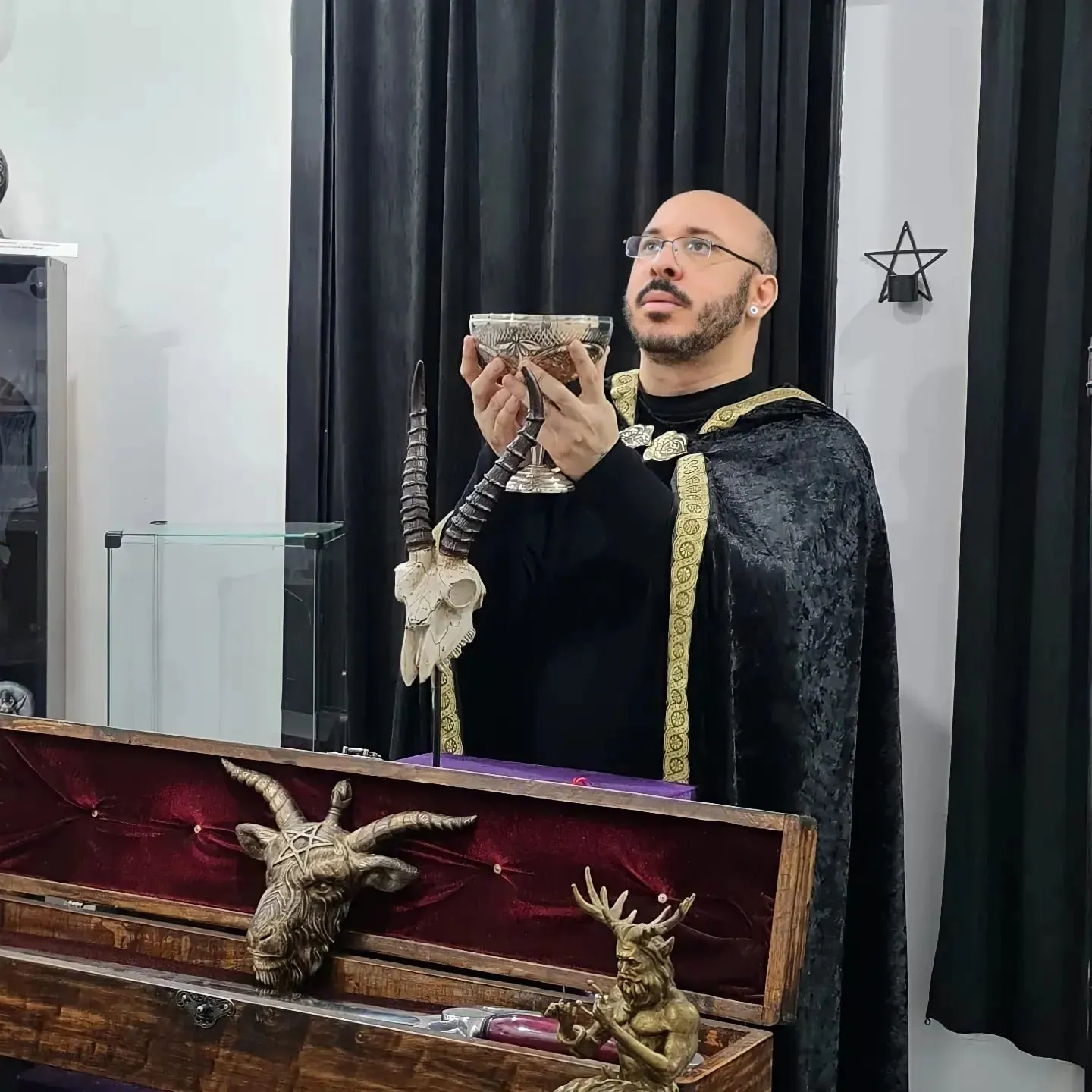 Claudiney Prieto erguendo um cálice ritual