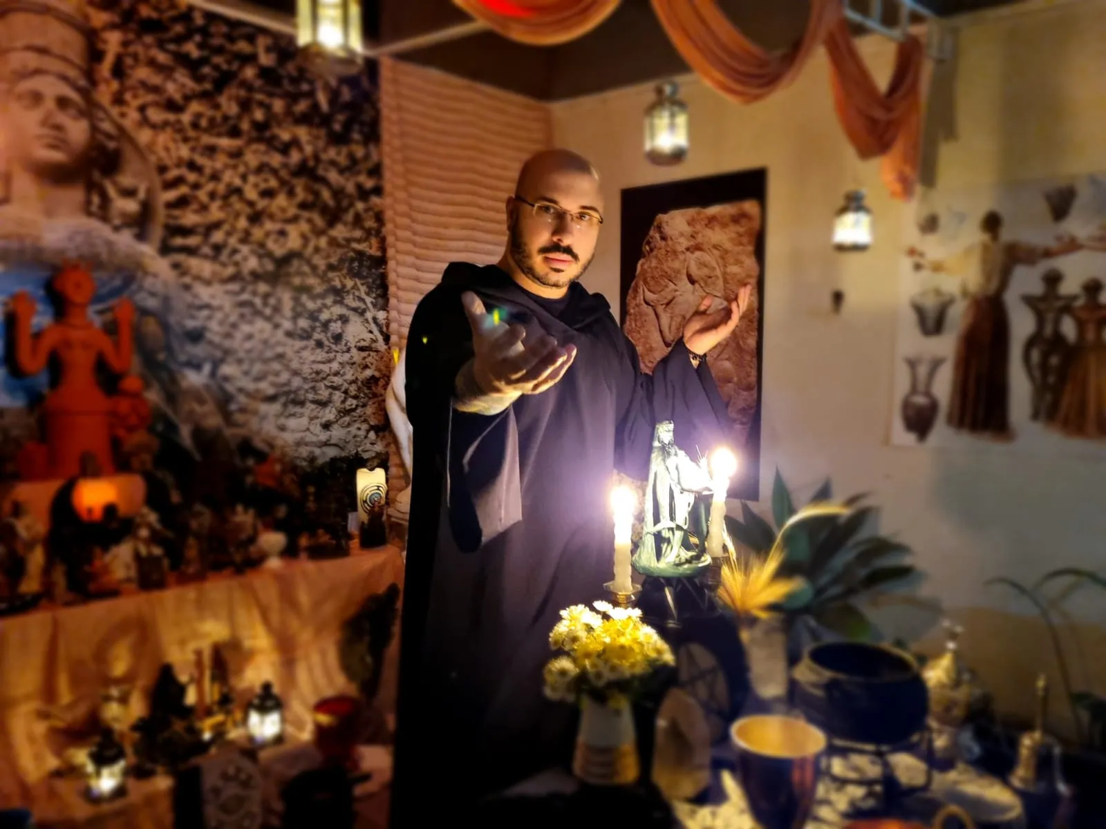 Claudiney Prieto em ritual à luz de velas