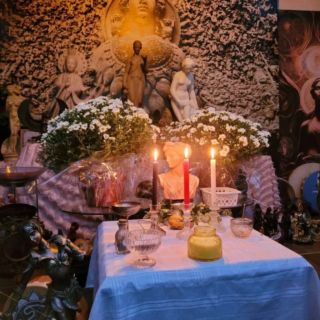 Altar com velas e flores