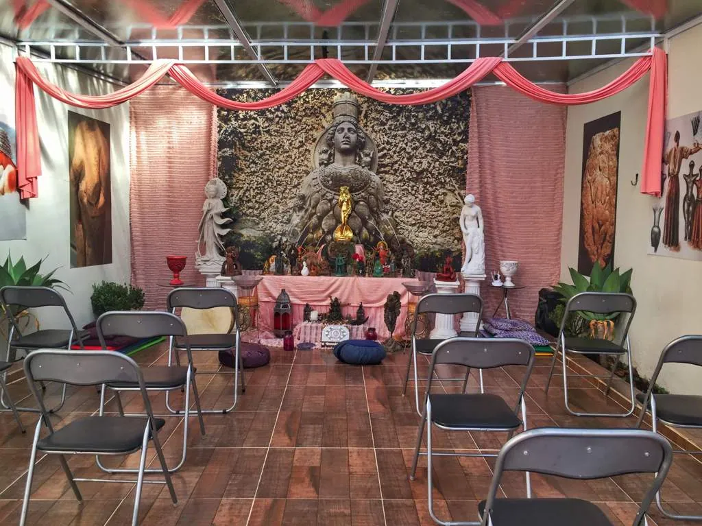 Interior do Santuário com cadeiras e altar