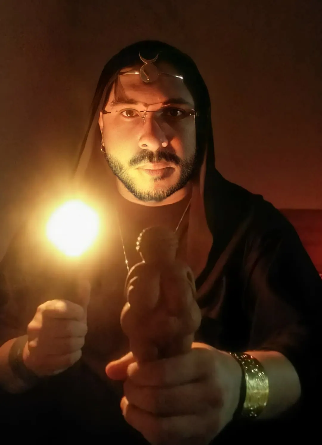 Claudiney Prieto segurando uma tigela ritual