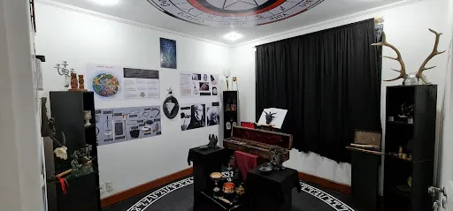 Sala do museu com vitrines e cortina preta