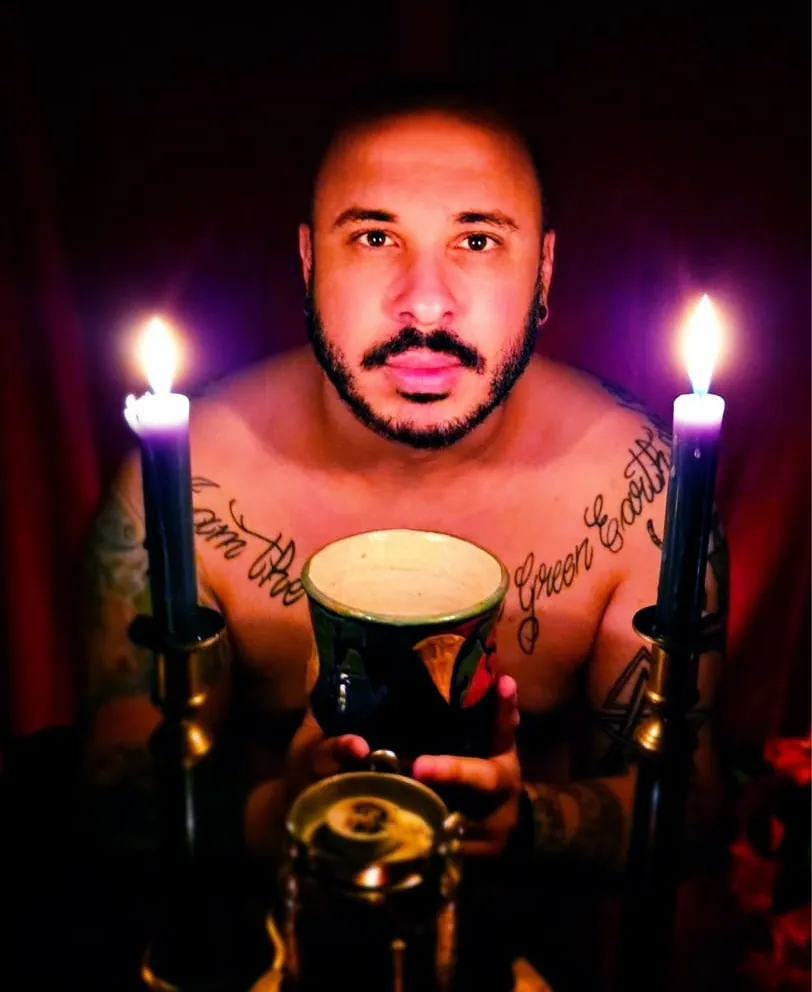 Claudiney Prieto com uma vela na mão