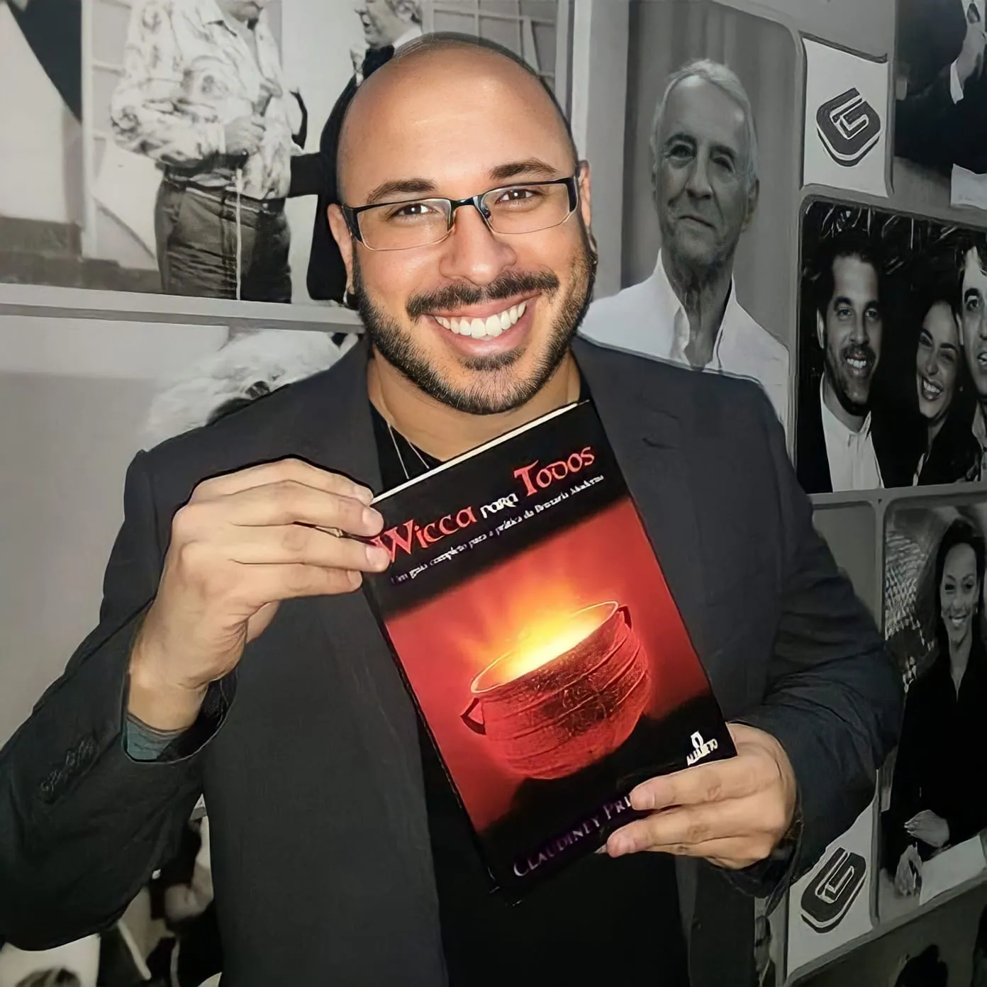 Claudiney Prieto segurando o livro Wicca para Todos